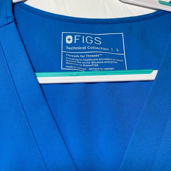 FIGS Capri Blue Ladies Scrub Top. Never been worn! - Picture 2 of 3